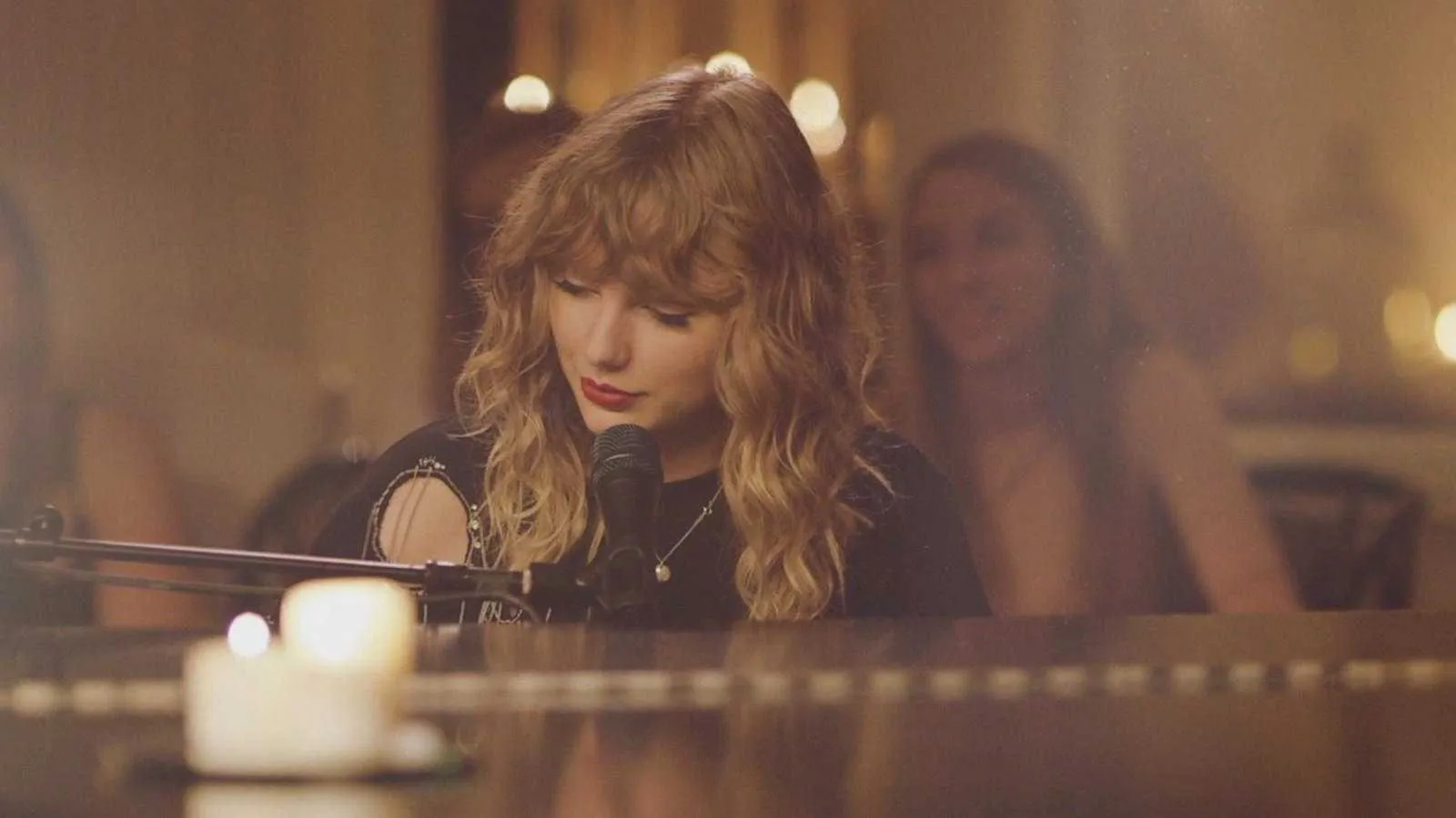 Taylor Swift performs new 'Reputation' song, 'New Year's Day,' for fans at her home - Good Morning America