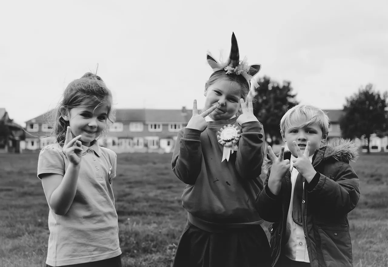 children, monochrome, friends-6685385.jpg