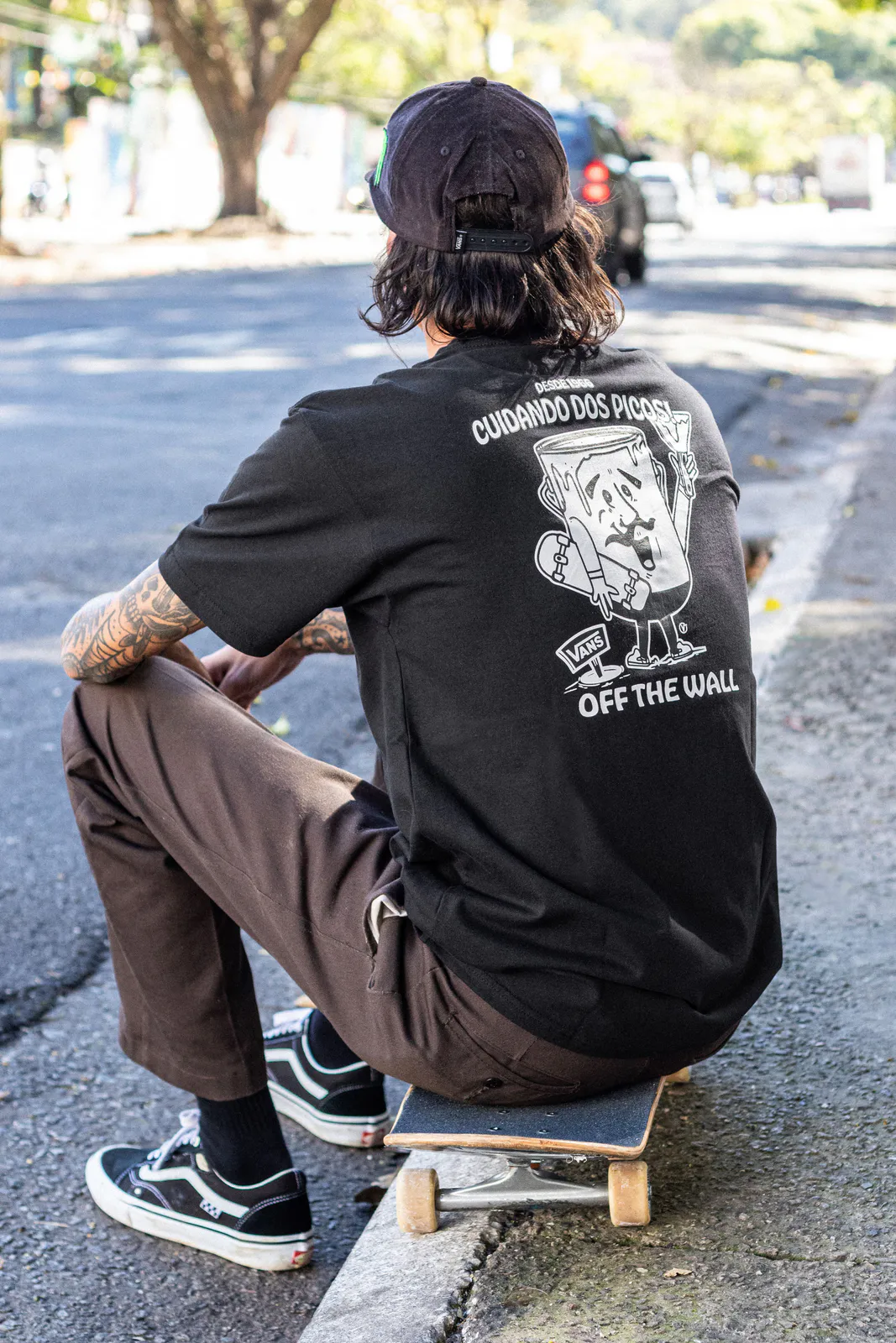 RESTAURAÇÃO II SS - Os picos de skate costumam acumular pequenas pedras por falta de manutenção, o que pode causar desgaste e deformações nas rodas. Esta camiseta retrata os desafios enfrentados pelos skatistas por meio de gráficos envolventes inspirados em quadrinhos.