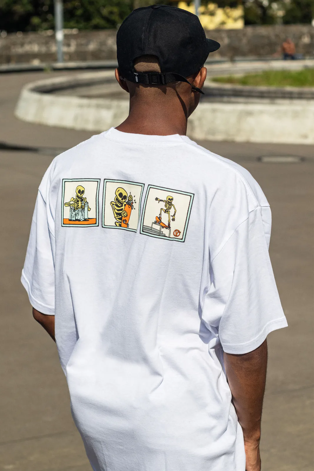 HOMEMADE V2 SS - Os skatistas brasileiros costumam recorrer a métodos DIY para criar sua própria cera de skate, pois a cera especializada nem sempre está disponível. A camiseta traz a imagem de uma caveira produzindo sua própria cera, mostrando a desenvoltura dos skatistas brasileiros.