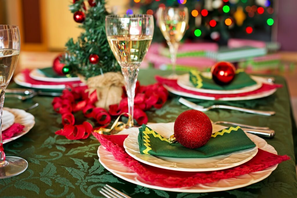 christmas table, christmas dinner, christmas dinner setting-1909796.jpg